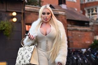 Proklatě hluboký výstřih a nový zadek v obepnutém outfitu. Barbie Jessica Alves i tak marně hledá pana Božského - Super.cz